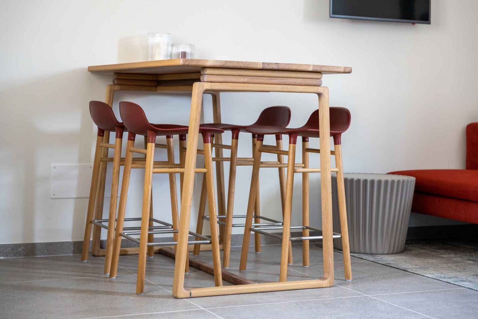 Bar-dining kitchen and dining table of Apartment Gualdo at Colpo di Fortuna