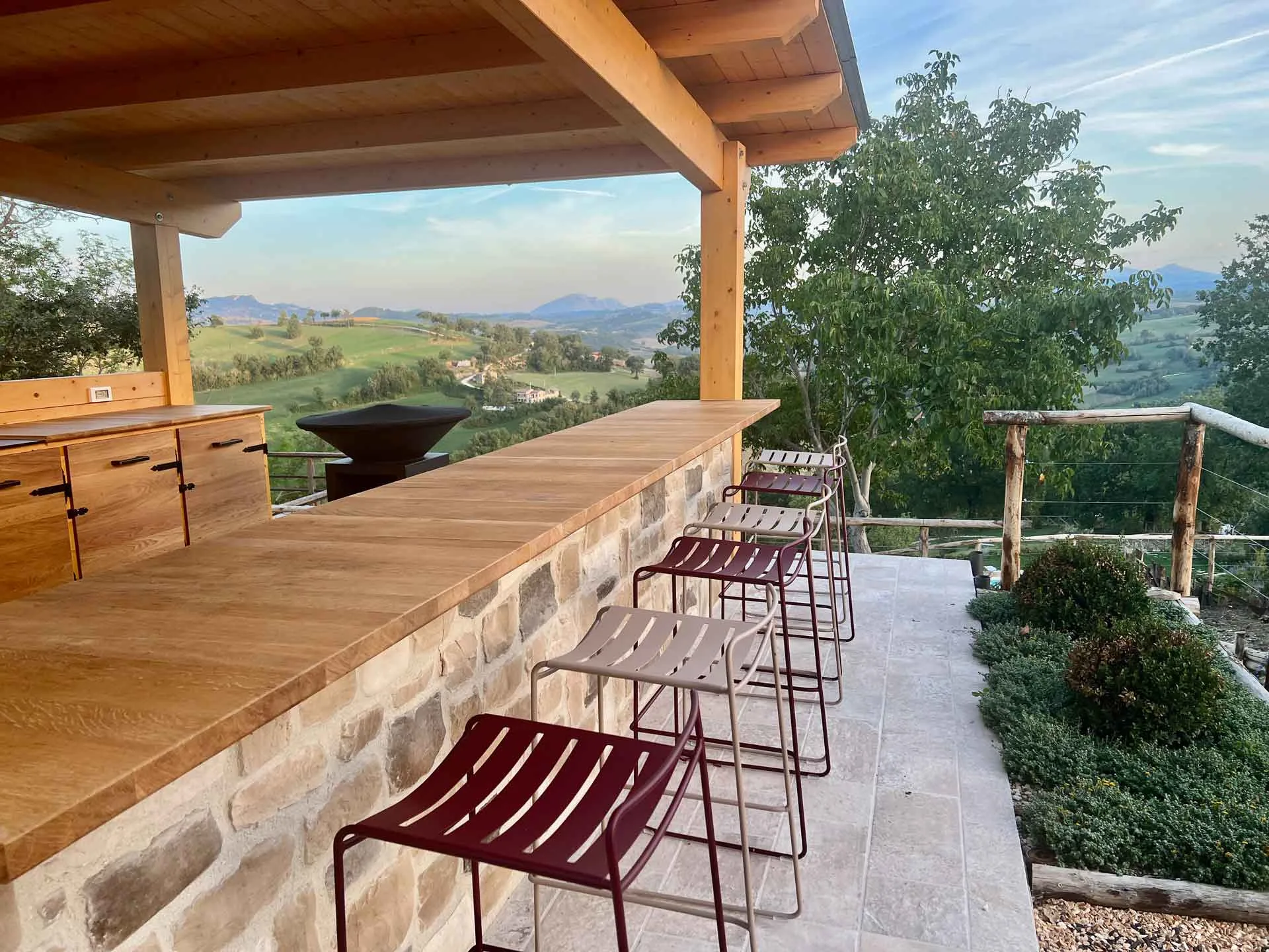 Outdoor kitchen bar with stools at Colpo di Fortuna