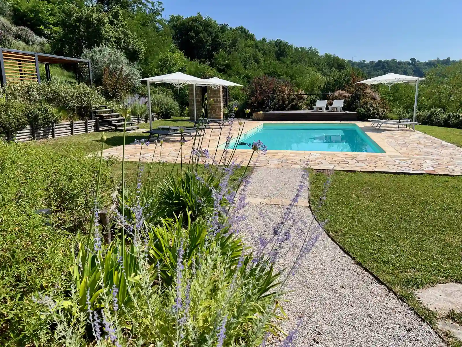 Swimmingpool Colpo di Fortuna with path to pool